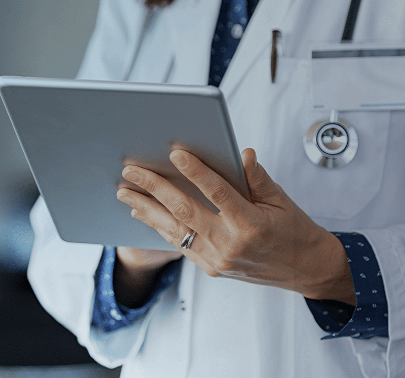 Médica utilizando a plataforma MEMED em um tablet