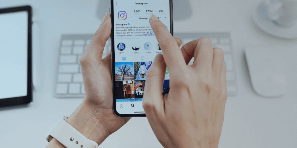celular com tela aberta em redes sociais