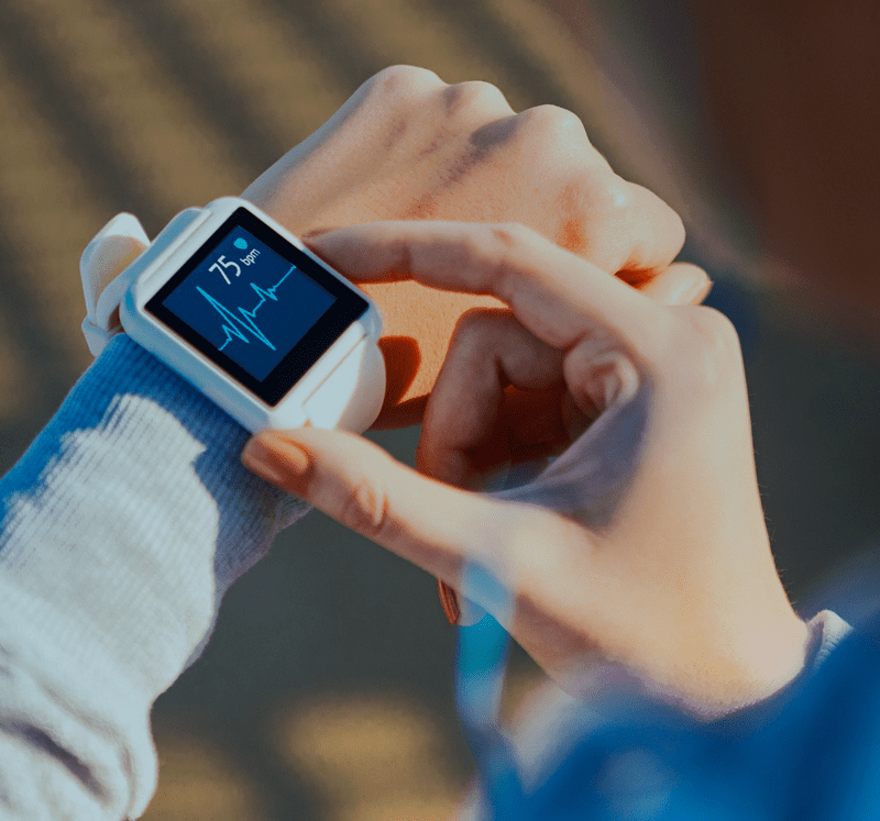 paciente usando smartwatch - wearable devices