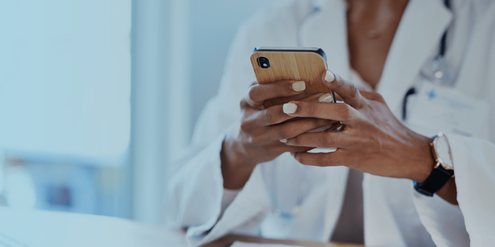 médica utilizando celular como ferramentas digitais para adesão ao tratamento