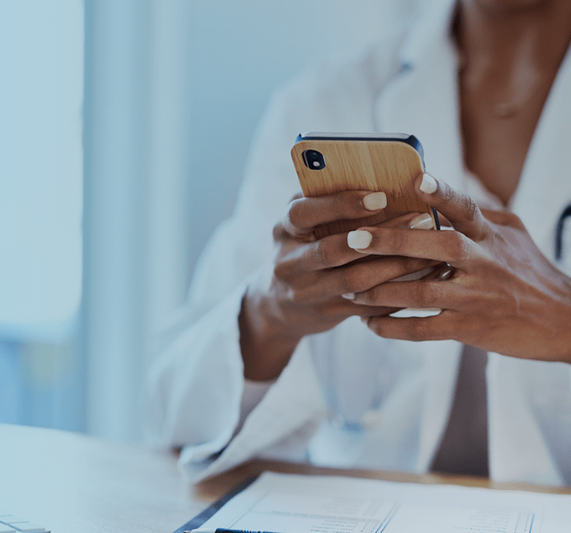 médica utilizando celular como ferramentas digitais para adesão ao tratamento