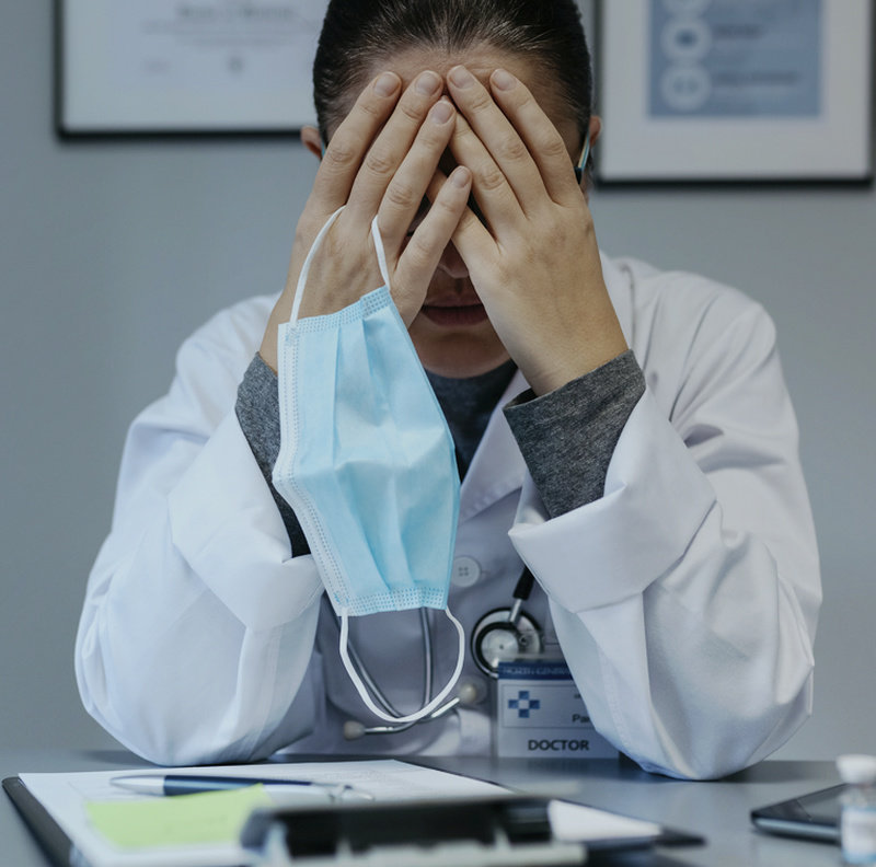 Médica no consultório com sintomas de burnout médico.