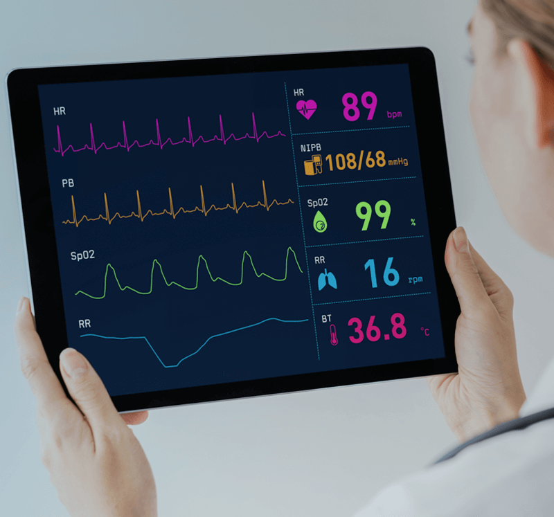 médico aplicando a telecardio